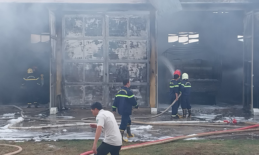 Cháy nhà xe đơn vị quân đội trong sân bay Pleiku