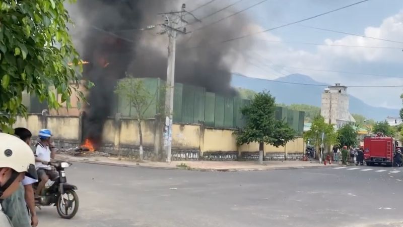 Cháy bãi xe tại trụ sở công an ở Khánh Hòa