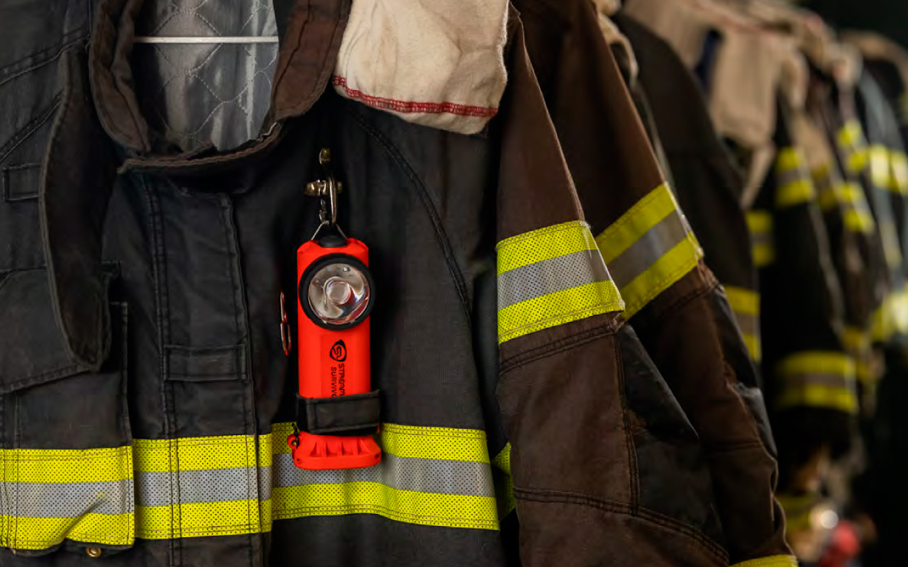 Hình ảnh minh họa đèn pin chống cháy nổ sử dụng trong phòng cháy chữa cháy