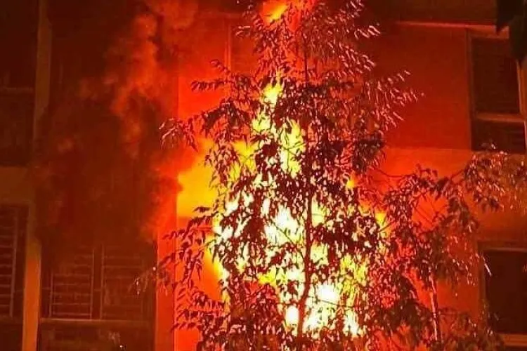 Căn hộ chung cư ở Hà Nội bốc cháy lúc rạng sáng