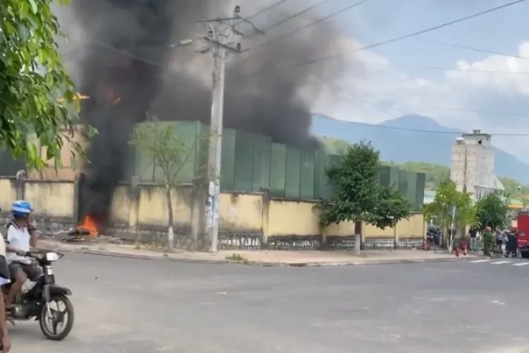 Cháy bãi xe tại trụ sở công an ở Khánh Hòa