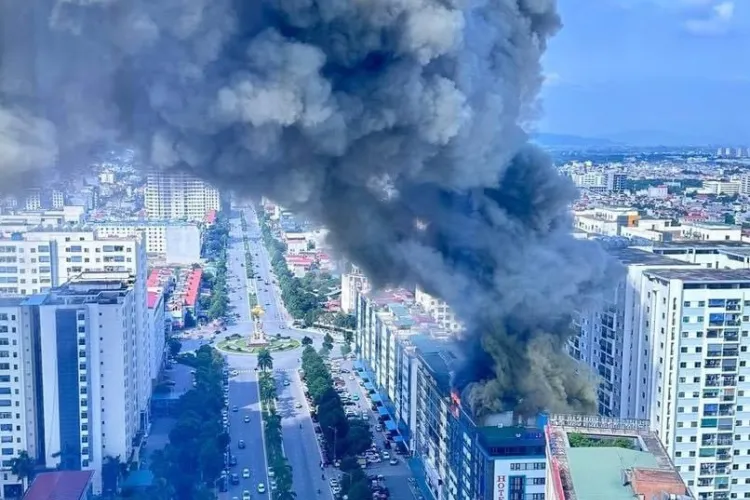 Cháy tum nhà 10 tầng ở Bắc Ninh