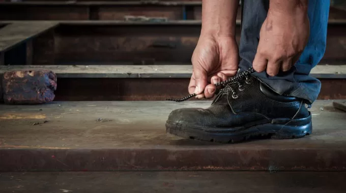 Tại Sao Người Lao Động Nên Sử Dụng Giày Bảo Hộ Trong Môi Trường Làm Việc?