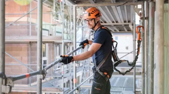 Bảo Vệ Bản Thân: Tại Sao Bạn Cần Sử Dụng Dây Chống Rơi Khi Làm Việc Trên Cao