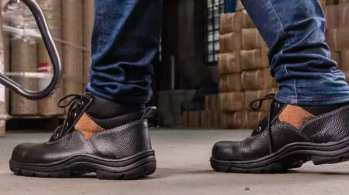 Giày Bảo Hộ Cao Cấp: Sự Lựa Chọn Cho An Toàn Và Phong Cách