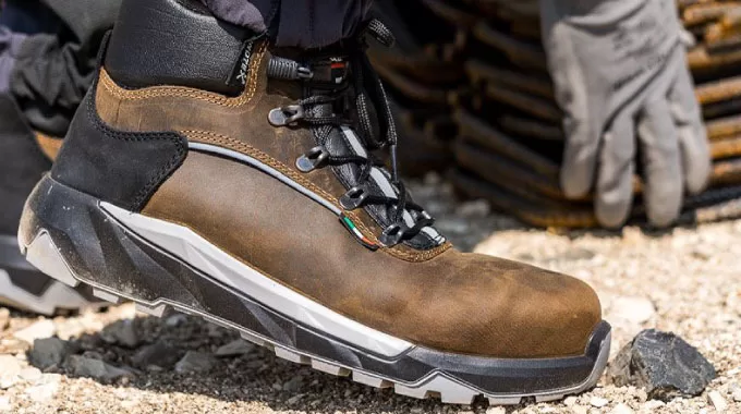 Giày Bảo Hộ Thấp Cổ Hay Giày Bảo Hộ Cao Cổ: Đâu Là Lựa Chọn Phù Hợp Cho Bạn?