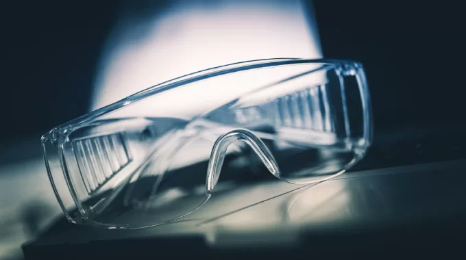 Thực Trạng Tai Nạn Lao Động Khi Không Sử Dụng Kính Bảo Hộ: Lời Cảnh Báo Cho Người Lao Động