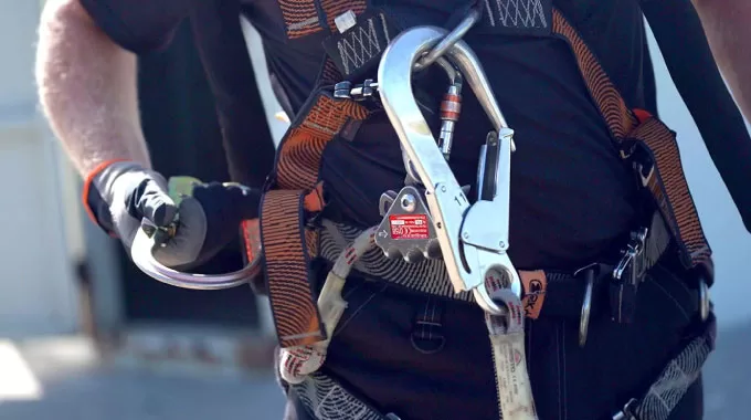 Tìm Hiểu Về Các Tiêu Chuẩn An Toàn Liên Quan Đến Dây Đai An Toàn Toàn Thân