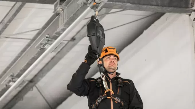 Tìm Hiểu Về Cuộn Dây Chống Rơi Tự Động (SRL): An Toàn Làm Việc Trên Cao