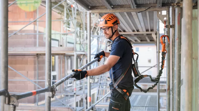 Các Yếu Tố Nguy Hiểm Và Có Hại trong Môi Trường Làm Việc Trên Cao