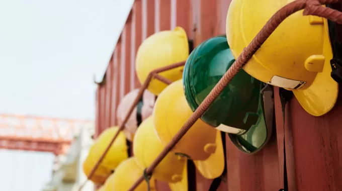 Nên Chọn Mũ Bảo Hộ Lao Động Loại Nào? Hướng Dẫn Từ A – Z