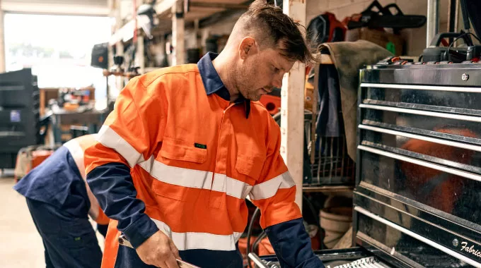 Tiêu Chí Chọn Quần Áo Bảo Hộ Cho Công Nhân Nhà Máy