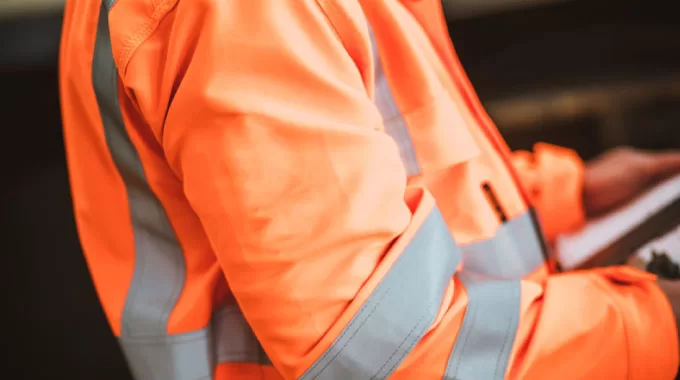 Quần Áo Chống Cháy: Tiêu Chuẩn Và Cách Lựa Chọn Cho Người Lao Động