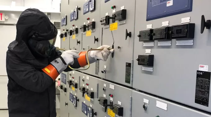 Quần Áo Bảo Hộ Chống Hồ Quang Điện: Ai Cần, Khi Nào Và Tiêu Chí Chọn?