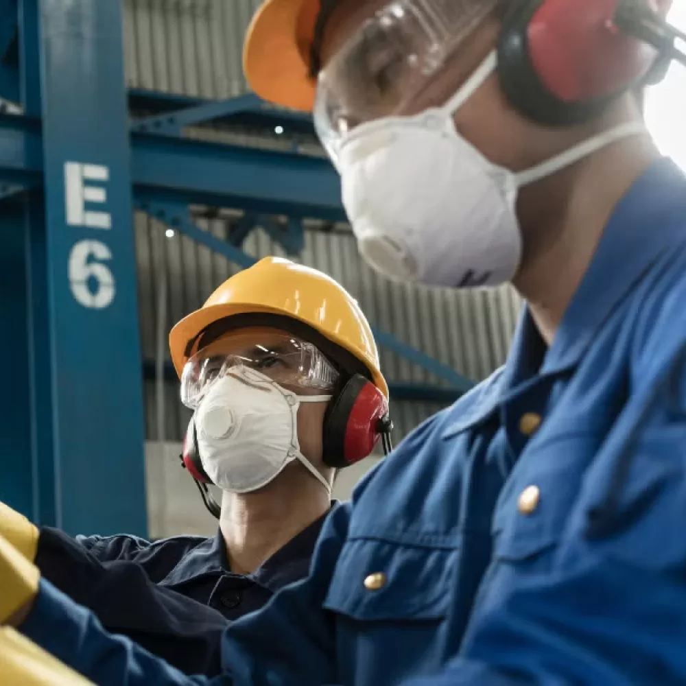 Top 10 Thiết Bị Bảo Hộ Lao Động Quan Trọng Nhất Trong Nhà Máy Sản Xuất