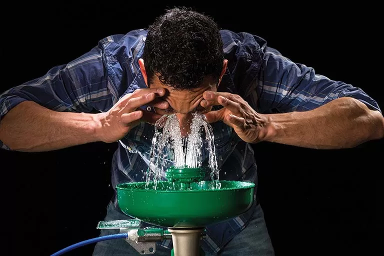 Nước rửa mắt khẩn cấp là gì?